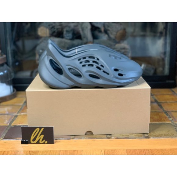 Mens 9 Adidas Yeezy Foam RNR “Carbon” Athletic Shoes IG5349 - Picture 4 of 8